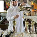 خدمة القهوة العربية مع التمر: نكهات تقليدية لضيافة مميزة